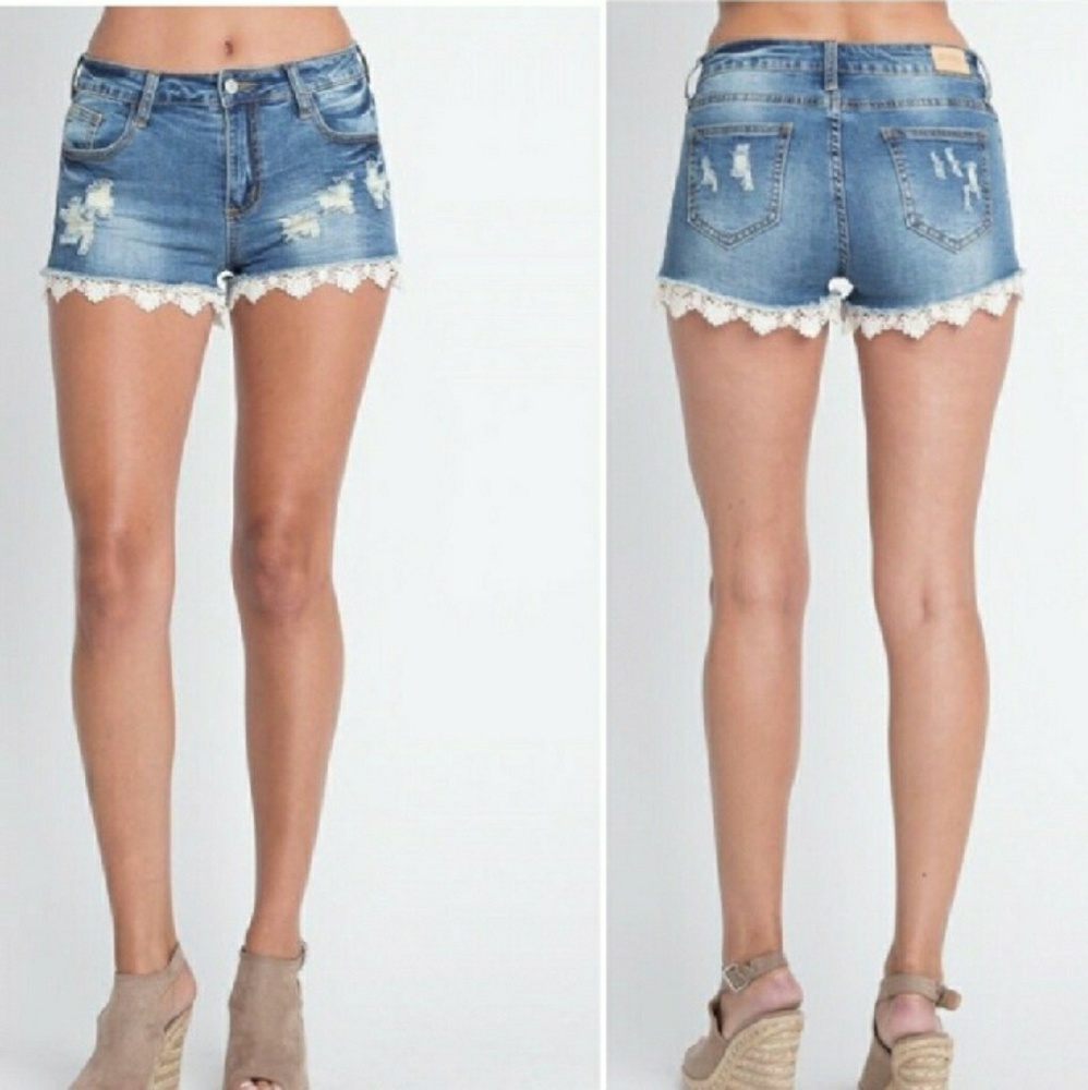 🔥Lace trimmed distressed shorts!